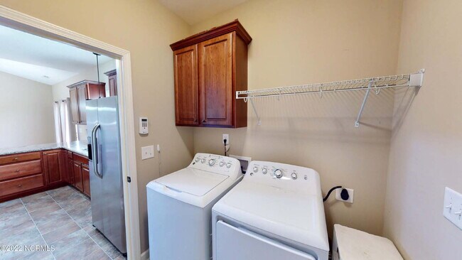 Building Photo - CHARMING ROSEWOOD HOME! 3 BR 2 BA w/ FENCED-IN BACKYARD