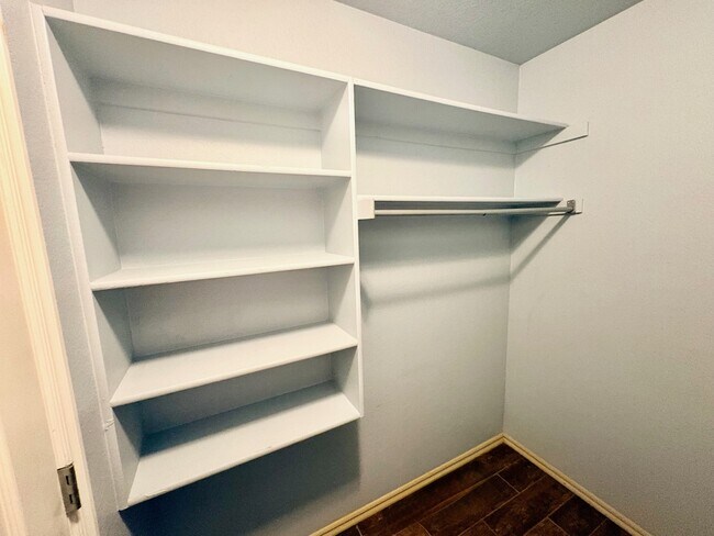 Building Photo - 806 Beaumont Square