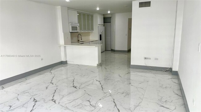 Building Photo - 999 Brickell Bay Dr