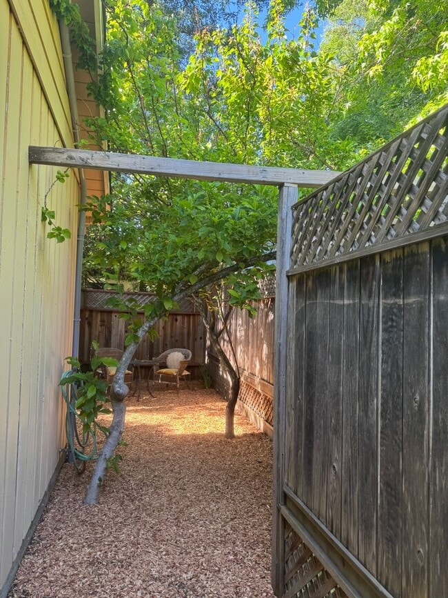 Building Photo - Quaint and cozy studio located near downto...