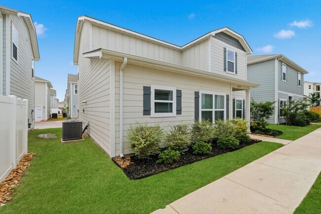 Building Photo - Clean & Modern Townhome with No Carpet and Lawn Service Included