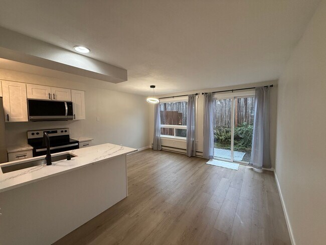 Building Photo - Beautifully Renovated 2 Bed/1.5 bath Condo Edmonds, WA. $2600/mo.
