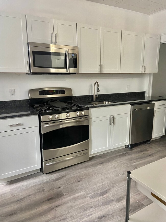 Building Photo - 414 Grand St