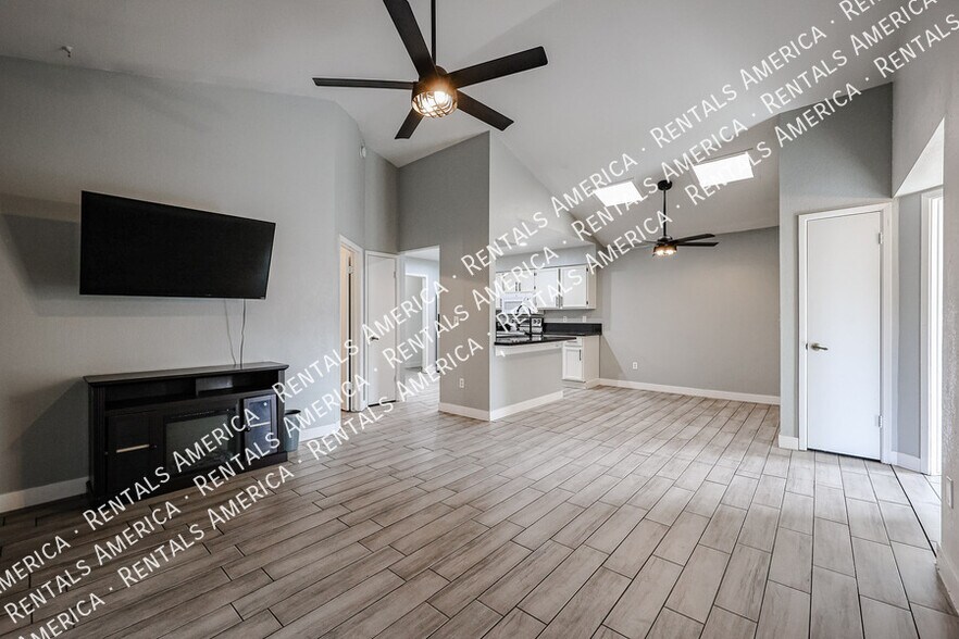 Building Photo - 1631 E Javelina Cir