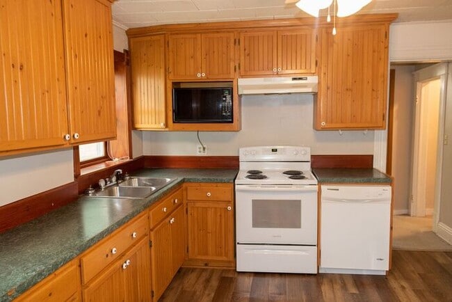 Building Photo - $2,100 | 3 Bedroom, 2 Bathroom House | Pet...