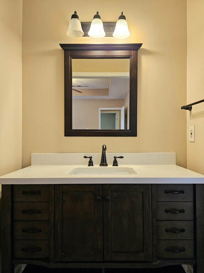 Building Photo - 4BR/2BA Single Family Home in Quiet Neighborhood