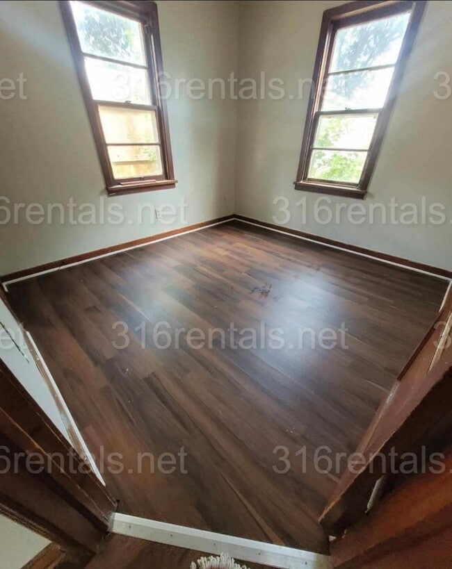Building Photo - $825 - 2 bed 1 bath - Single Family Home