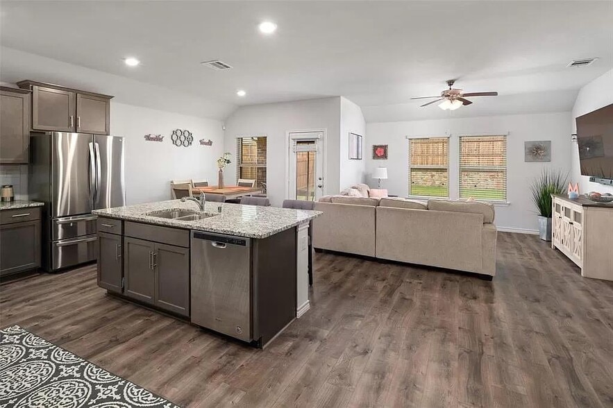 Building Photo - 604 Saddle Club Way