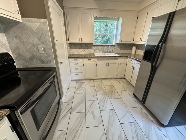 Building Photo - 1376 Darling St