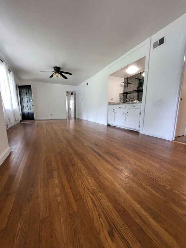 Building Photo - PRELEASING for Aug 7th! (3-4) Bedroom/(2) Bath Close to Campus!