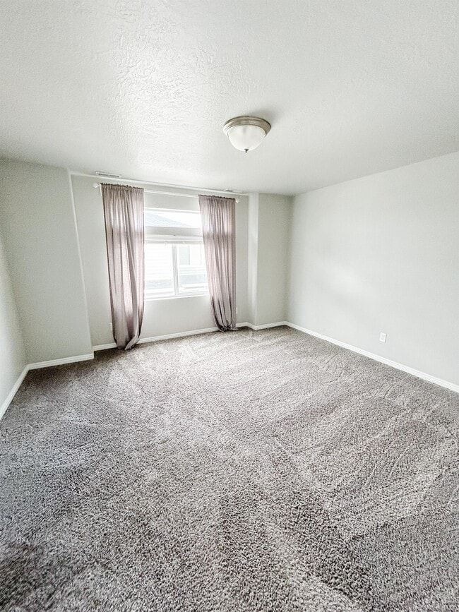 Building Photo - 707 E 380 S