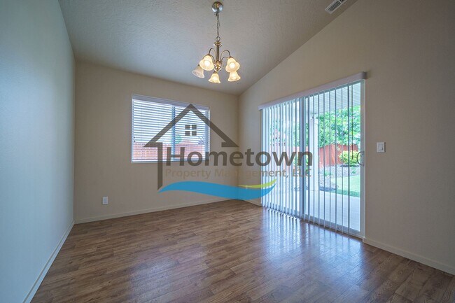 Building Photo - 3 Bedroom 2 Bathroom Home with Attached 2 ...