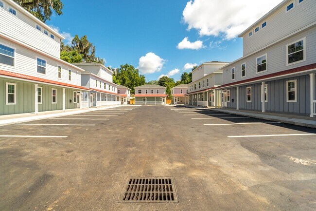 Building Photo - The Reef Townhome NOW LEASING FOR FALL 2026!