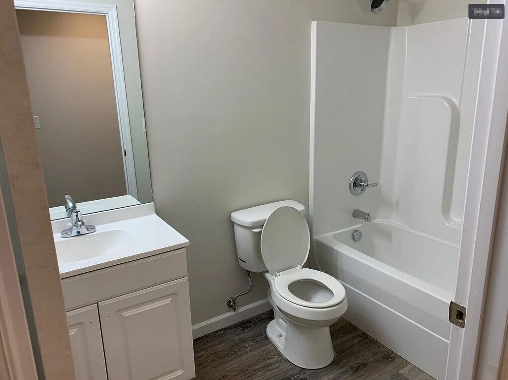 Hallway Bathroom - 9029 Landon Ln