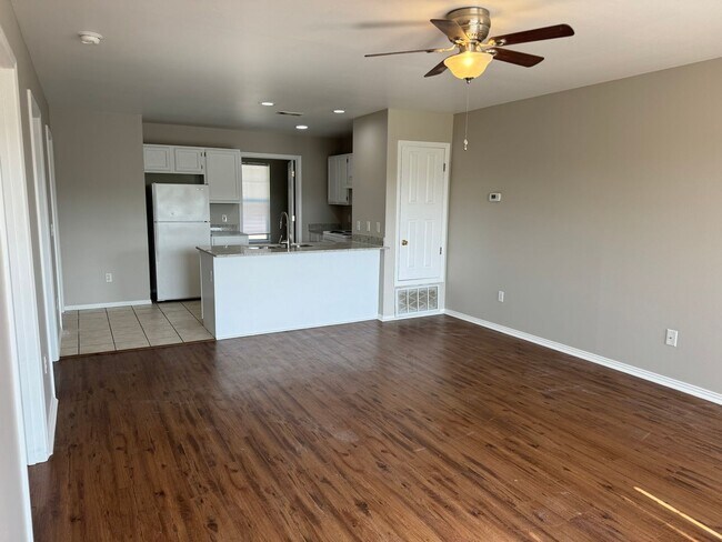 Building Photo - Just off Campus 8/15 Move In!