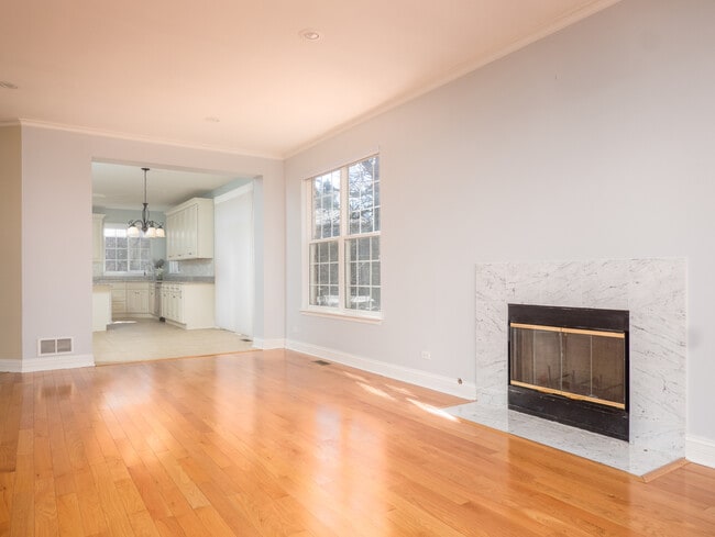 Building Photo - 33 River Oaks Cir E