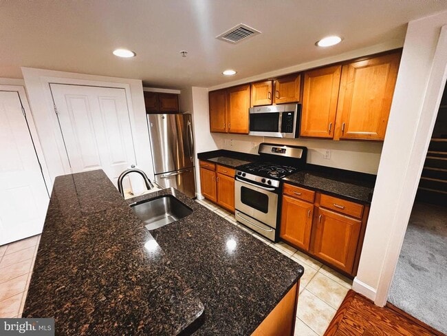 Building Photo - 1220 N Fillmore St