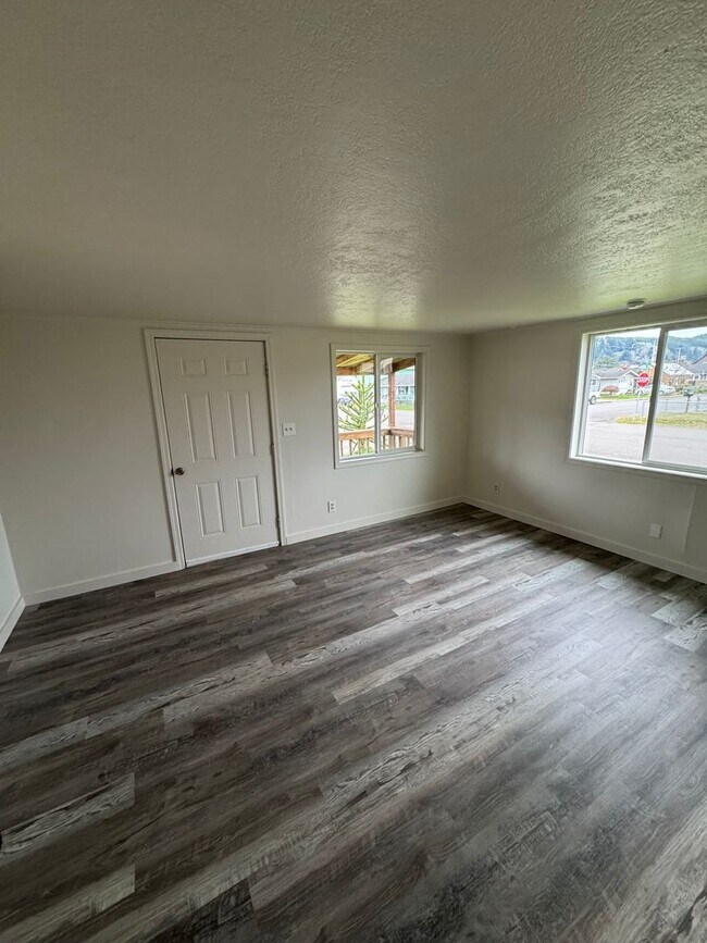 Building Photo - Charming 3-Bedroom with fresh new interior!