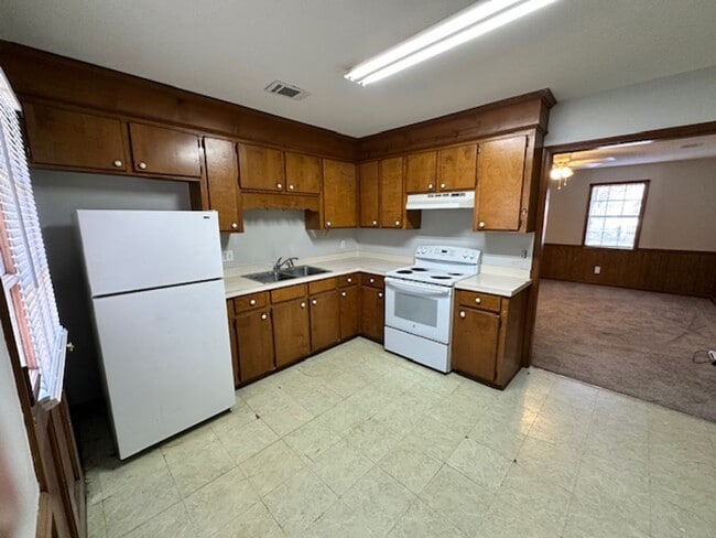 Building Photo - Rosewood  Neighborhhood