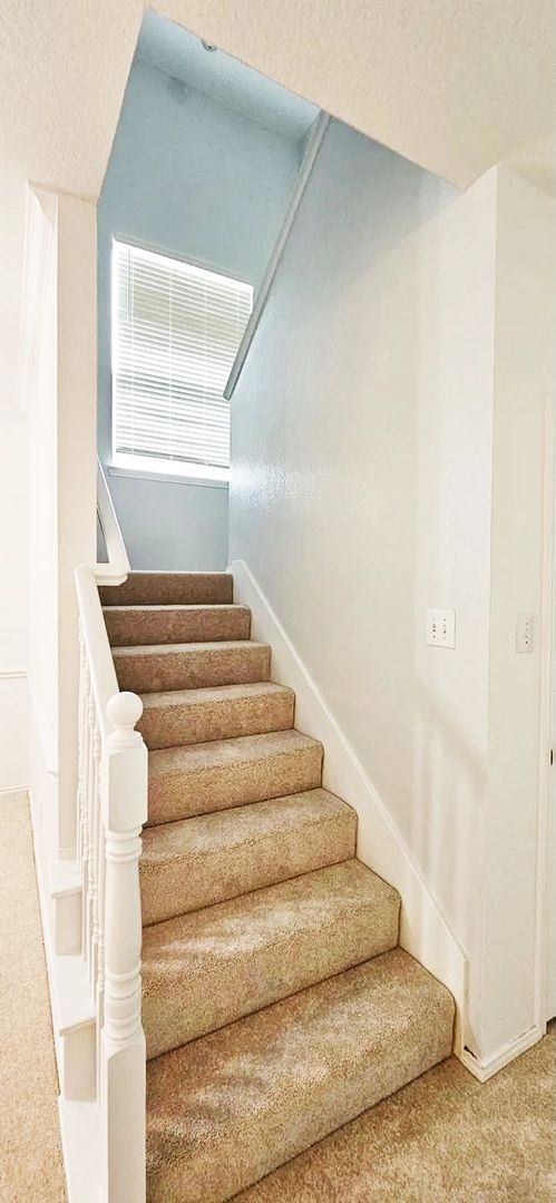 Building Photo - Amazing 4 b+2.5b Single family