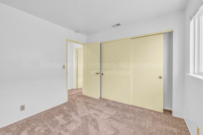 Building Photo - 143 Seal Ct