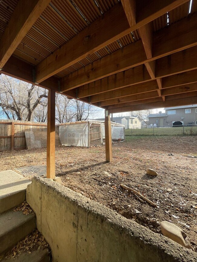 Building Photo - 4 bed 2 bath Home Perfectly Located