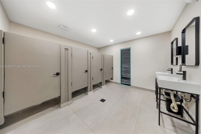 Building Photo - 3001 W Rolling Hills Cir