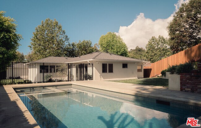 Building Photo - 914 Bienveneda Ave