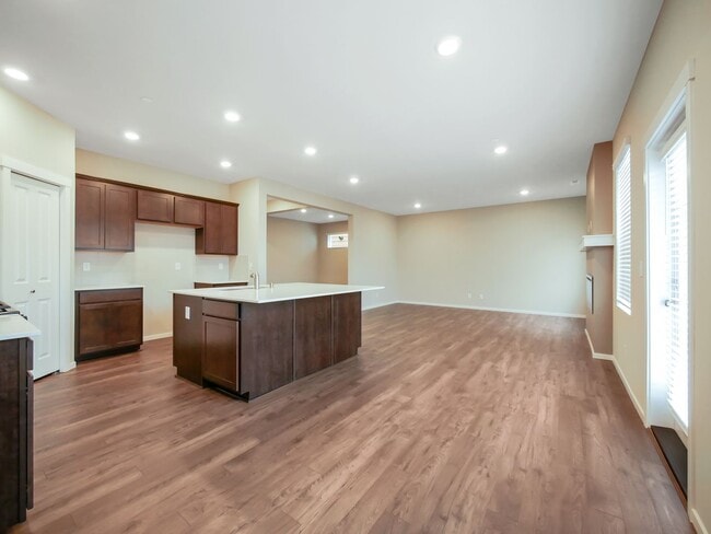 Building Photo - 4 Bed and 2.5 Bath Stunning Single-family ...