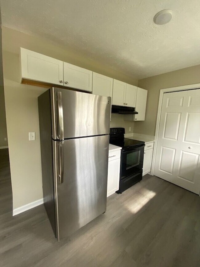 Building Photo - Welcome to this charming 3-bedroom, 2-bathroom home located in the vibrant city of Wilmington, NC.