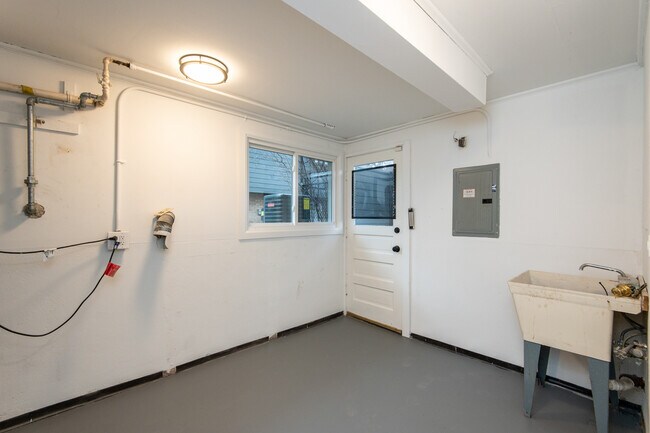 Building Photo - 106 Well St