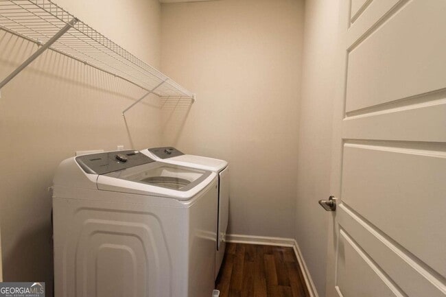 Building Photo - 214 Oakwood Dr