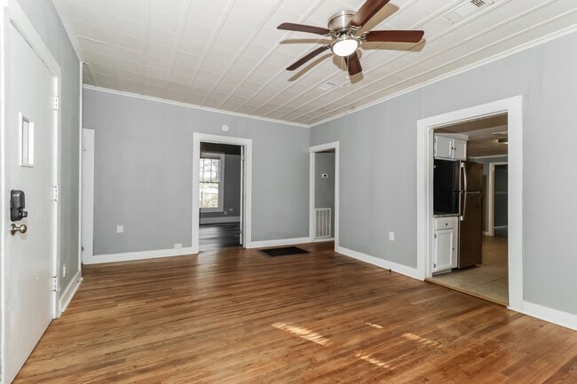 Building Photo - 1318 E Woodruff Ave