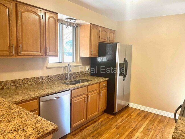 Building Photo - Central Park Home For Rent!