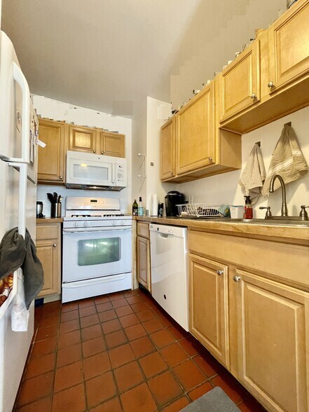 Building Photo - 462 Park Dr