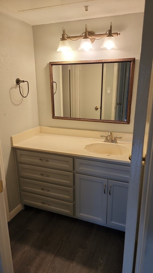 Building Photo - 11201 Lynbrook Dr