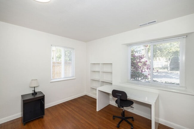 Building Photo - 555 Stanford Ave