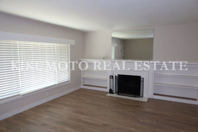 Building Photo - 2 bedrooms, 1 bath, Large 2 car garage & carport