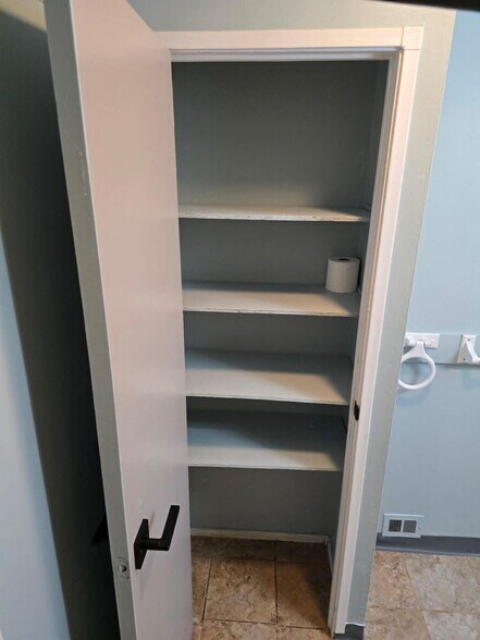 Building Photo - 1702 Wakefield Dr NE