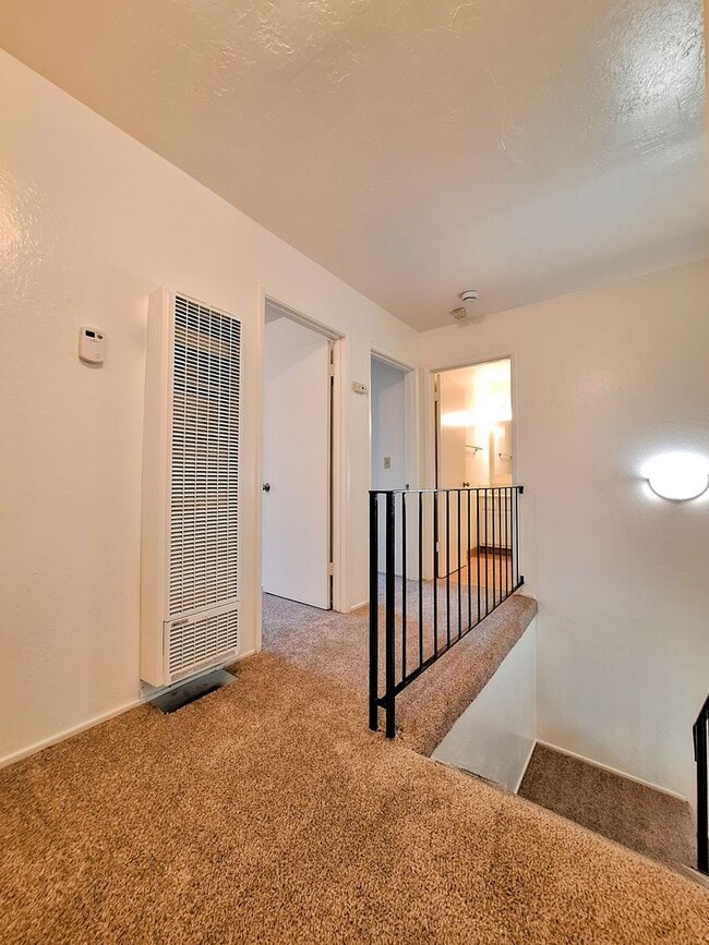 Building Photo - Refurbished 3bd Townhouse Style Apartment