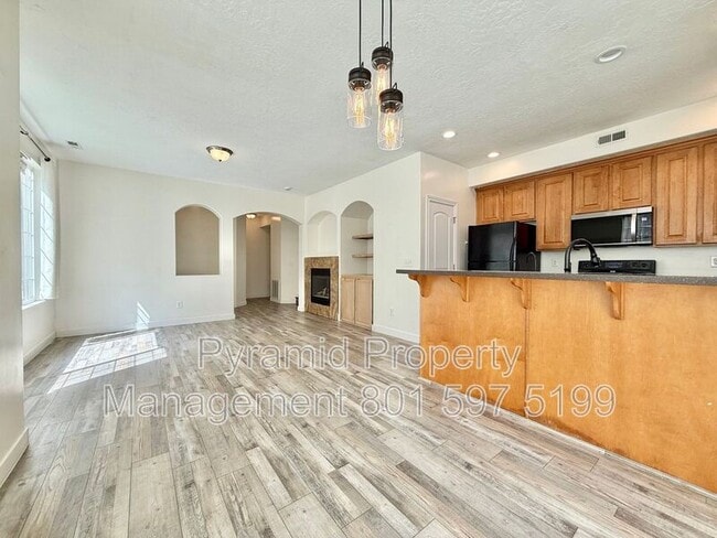 Building Photo - 6935 Traveler Ln