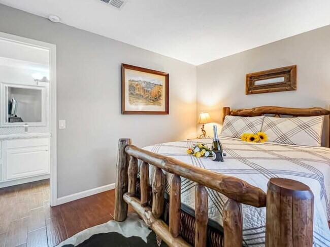 Building Photo - Adorable 1BR - Ground Entry Available FULLY FURNISHED