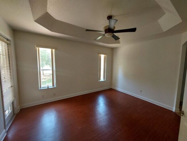 Building Photo - Beautiful 3/2/2 on 1/3 of an acre