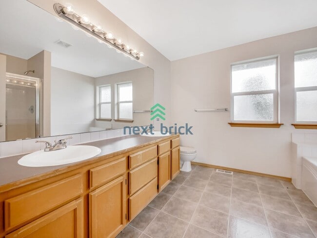 Building Photo - 4 Bed and 2.5 Bath Single-family Home Avai...