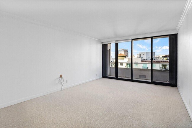Building Photo - 529 S Flagler Dr
