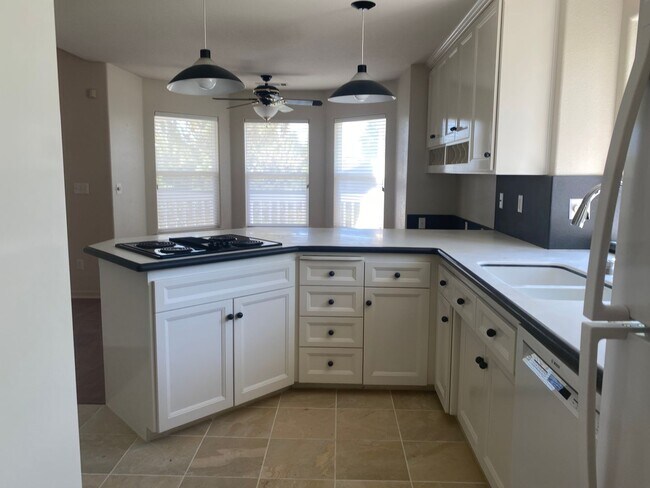 Building Photo - Beautiful Lakefront Home in the Vineyard! ...