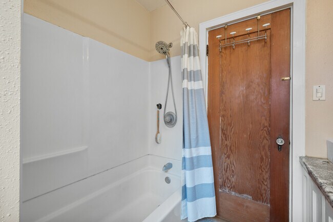 Soaking tub perfect for families with children and pets. - 1150 W 25th St