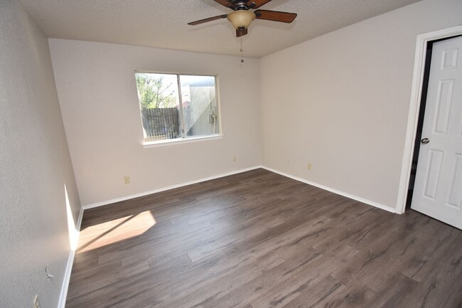 Primary Photo - 3-2-1 Duplex Pflugerville