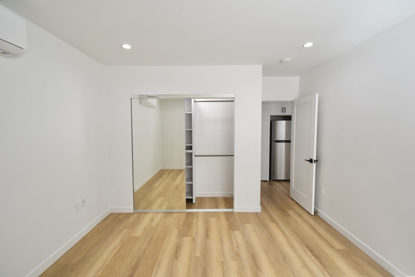 Building Photo - 11645 Moorpark St