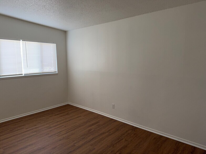 Building Photo - 1115 W Avenue H6